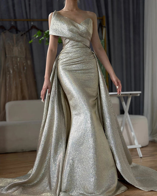 Robe élégante avec surjupe